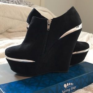 Black/ silver rim closed toe wedge